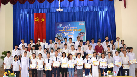 Trao học bổng Chương trình chắp cánh ước mơ lần VI - 2012. Ảnh: Như Lam