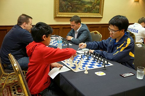 Quang Liêm (phải) vượt qua kỳ thủ yếu hơn mình. Ảnh: Susan Polgar