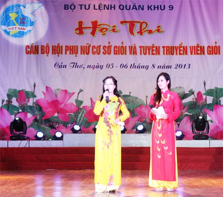 Đặng Thị Tuyết Vân (bên trái) thi phần xử lý tình huống.