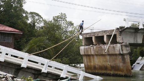 Một chiếc cầu ở Bohol bị sập sau trận động đất hôm 15-10. Ảnh: Reuters