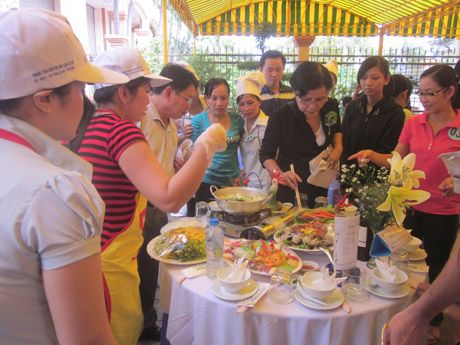 Ban giám khảo chấm điểm mâm cơm dự thi.