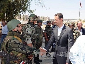 Ông Assad thăm một đơn vị chiến đấu của quân đội Syria. (Nguồn: AFP/TTXVN)