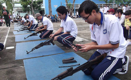 Sinh viên ĐH Tiền Giang học quân sự.