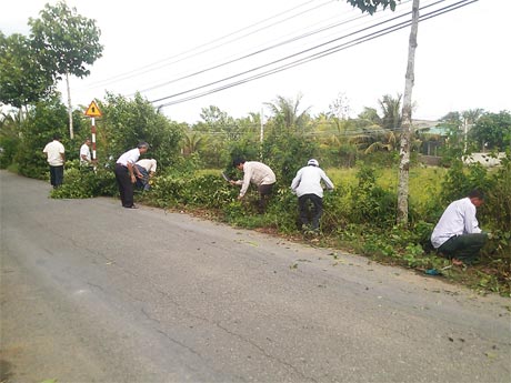 Hội viên  Hội CCB  xã Mỹ Phong ra quân mé nhánh cây che khuất tầm nhìn tại  tuyến đường giao thông trên  địa bàn xã.