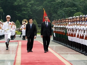 Chủ tịch nước Trương Tấn Sang và Tổng thống Rosen Plevneliev duyệt đội danh dự Quân đội nhân dân Việt Nam. 