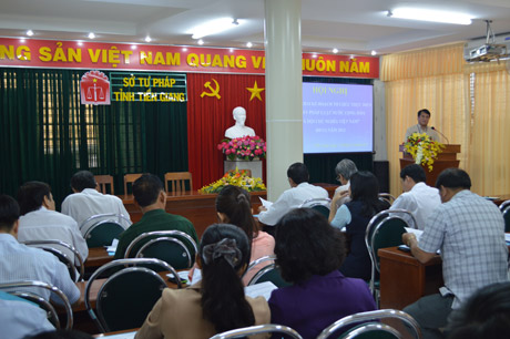 Ông Phạm Văn Trọng, Giám đốc Sở Tư Pháp trình bày báo cáo tại hội nghị.