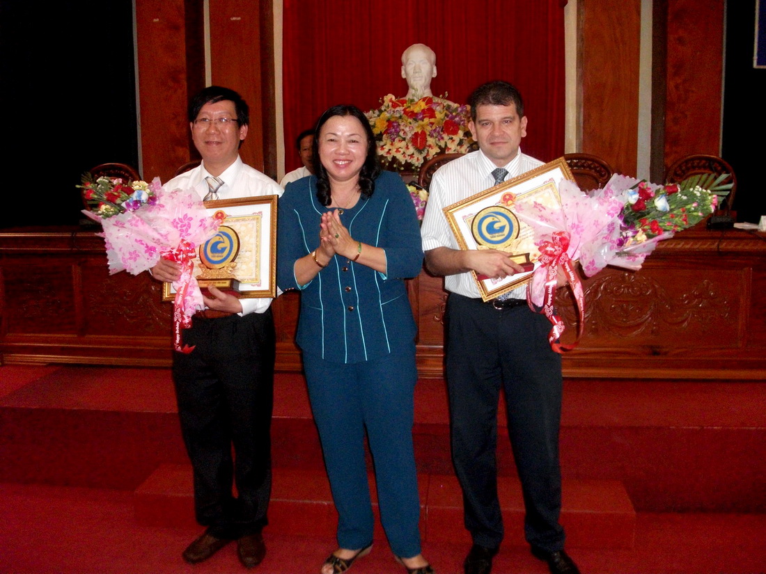 Bà Trần Kim Mai, Phó Chủ tịch UBND tỉnh trao bằng khen của UBND tỉnh cho 2 chuyên gia tư vấn của DGRV có thành tích trong phối hợp Chương trình dự án hỗ trợ phát triển HTX giai đoạn 2003-2013.