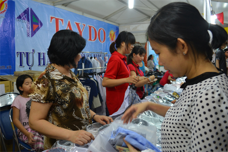 Sản phẩm của công ty may Tây Đô tại Hội chợ hàng Việt Nam chất lượng cao Tiền Giang năm 2013. Ảnh: Vân Anh