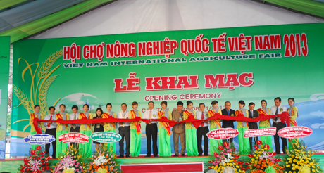 Lãnh đạo Trung ương và địa phương cắt băng khai mạc Hội chợ Quốc tế Việt Nam sáng 8-11.