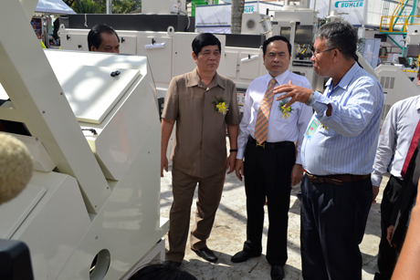 ông Nguyễn Phong Quang (bên trái), Phó trưởng Ban Chỉ đạo Tây Nam Bộ tham quan các gian hàng máy nông nghiệp tại Hội chợ