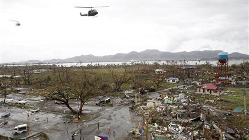 Trực thăng cứu hộ bay trên khu vực bị ảnh hưởng nặng nề ở Tacloban. Ảnh: Reuters