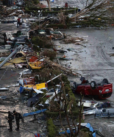 Nhiều ô tô bị bão thổi bay. Ảnh: Reuters