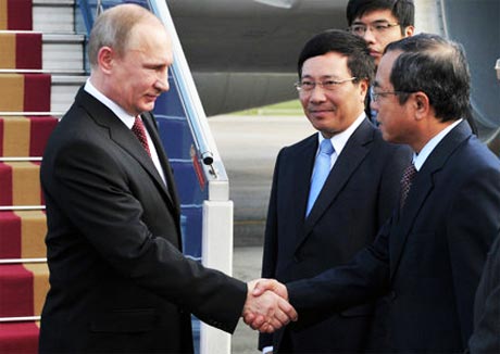 Tổng thống Putin (trái) tới sân bay Nội Bài, Hà Nội, sáng nay, để bắt đầu chuyến thăm chính thức Việt Nam. Bộ trưởng Ngoại giao Phạm Bình Minh (giữa) ra đón tổng thống Nga. Ảnh: RIA Novosti.