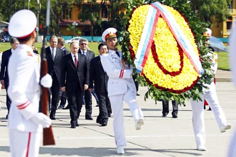 Trưa nay, ông Putin tới đặt vòng hoa và vào lăng viếng Chủ tịch Hồ Chí Minh. Ảnh: AFP