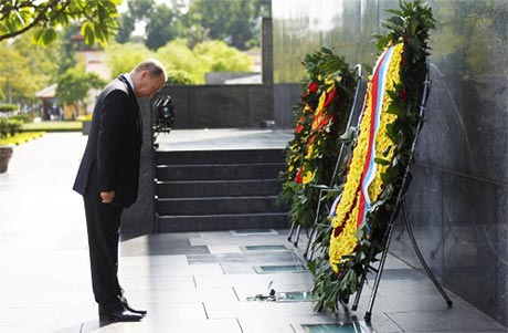  Putin trước lăng Chủ tịch Hồ Chí Minh. Ảnh: AFP