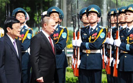 Tổng thống Putin và Chủ tịch Trương Tấn Sang đi qua các binh sĩ đội danh dự. Ảnh: AFP