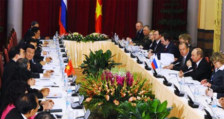 Chủ tịch nước Trương Tấn Sang và Tổng thống Putin trong cuộc hội đàm. Các nhà lãnh đạo sẽ kiểm điểm việc thực hiện các ưu tiên chiến lược và đề ra hướng đi tiếp theo trong hợp tác chiến lược toàn diện. Ảnh: AFP