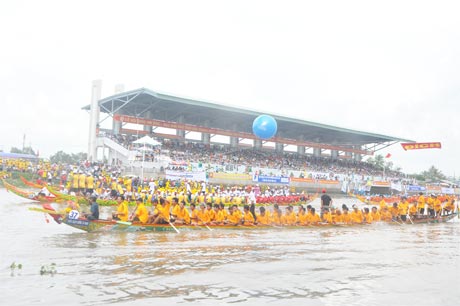 Các đội tranh tài quyết liệt tại giải Đua ghe Ngo tỉnh Sóc Trăng năm 2012.