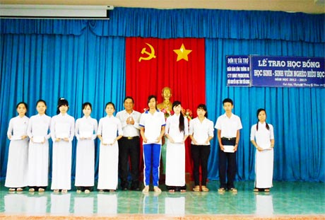  Hội  khuyến học huyện  trao  học bổng cho  học sinh nghèo  hiếu học.