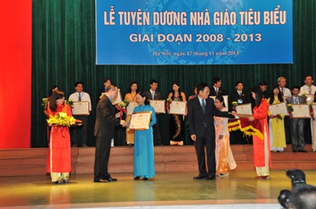 Lễ tuyên dương Nhà giáo tiêu biểu, giai đoạn 2008-2013. Ảnh: Từ Lương