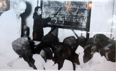 Bác Hồ đến thăm lớp bình dân học vụ phường Lương Yên - Hà Nội năm 1956.