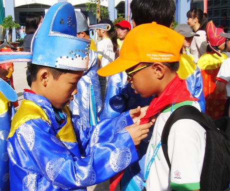 Học sinh trao Khăn quàng đỏ.