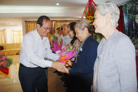 Ông Trần Thanh Đức, Phó Chủ tịch UBND tỉnh tặng hoa chúc mừng các thầy cô và giáo sinh Trường Sư phạm cấp II miền Nam Việt Nam.