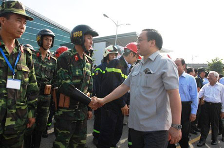 Phó Thủ tướng Hoàng Trung Hải duyệt lực lượng tham gia diễn tập phòng chống khủng bố hàng không.