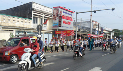 Đoàn diễu hành đi trên Quốc lộ 1A.