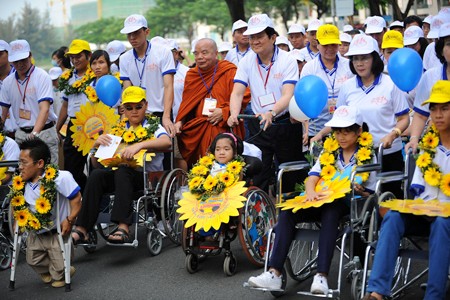 Chủ tịch nước Trương Tấn Sang và các đại biểu tham gia cuộc đi bộ vì người khuyết tật. Ảnh: Nguyễn Á