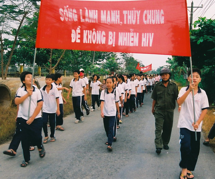 Tuần hành hưởng ứng phòng, chống HIV/AIDS. Ảnh: Ngọc Trung