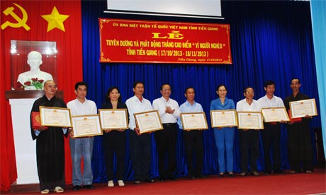 Ông Trần Thanh Đức, Phó  Chủ tịch UBND tỉnh trao  Bằng khen cho các  tập thể  và cá nhân  có nhiều đóng góp  vì an sinh  xã hội  năm 2012.