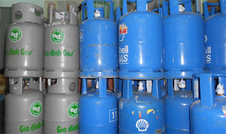 Giá gas tăng mạnh vào đầu tháng 12-2013 gây nhiều bức xúc trong đời sống. Ảnh; Vân Anh