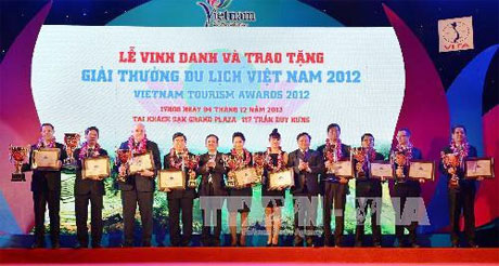 Ngành Du lịch đã tổ chức Lễ vinh danh và trao tặng Giải thưởng Du lịch Việt Nam năm 2012 cho các khách sạn, Công ty kinh doanh lữ hành nội địa và quốc tế hàng đầu Việt Nam. Ảnh: TTXVN