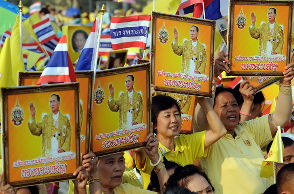  Người dân Thái Lan mít tinh chào mừng sinh nhật Đức Vua Bhumibol Adulyadej.