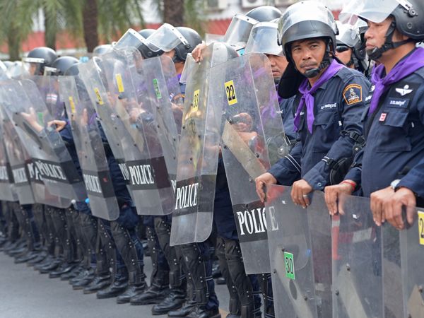 Cảnh sát Thái Lan gác bên ngoài Tổng hành dinh cảnh sát quốc gia ở Bangkok. (Ảnh: AFP-TTXVN)