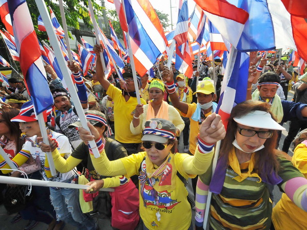 Người biểu tình chống chính phủ trước tòa nhà chính phủ ở Bangkok ngày 9-12.