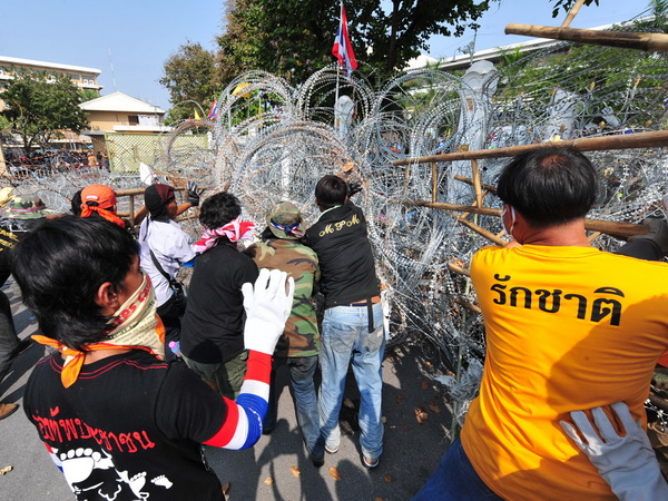 Những người biểu tình chống chính phủ phá hàng rào bên ngoài tòa nhà chính phủ ở thủ đô Bangkok.