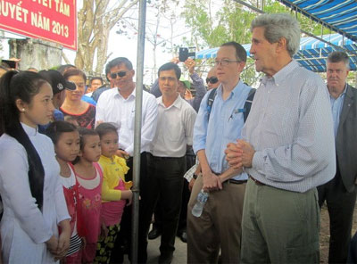 Bộ trưởng Ngoại giao Hoa Kỳ John Kerry nói chuyện với học sinh, sinh viên Cà Mau. (Ảnh: Xuân Hiệp/TTXVN)