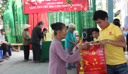 Ảnh minh họa trao quà tết 2013. Ảnh: Như Lam