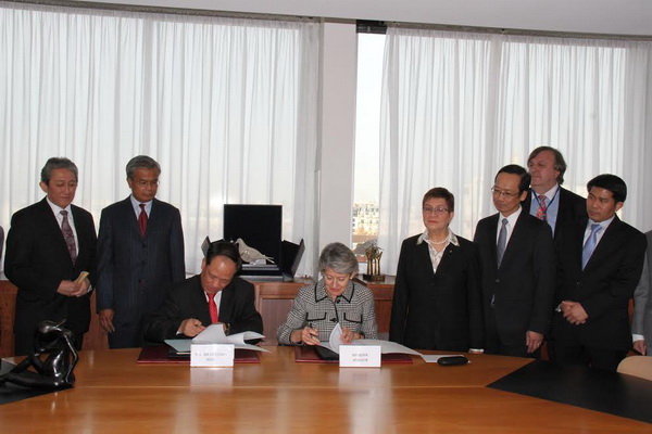 Tổng Thư ký ASEAN Lê Lương Minh và Tổng Giám đốc UNESCO Bokova ký Thỏa thuận hợp tác khung giữa hai tổ chức.