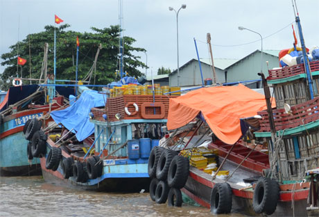 Khai thác hải sản trên biển luôn tiềm ẩn nhiều rủi ro. Trong ảnh, tàu cá khai thác hải sản cặp cảng cá Mỹ Tho. Ảnh: Vân Anh