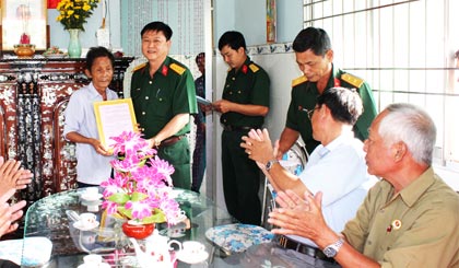 Đại tá Phạm Thanh Hồng, Chủ nhiệm Chính trị - Bộ CHQS tỉnh trao Quyết định tặng  nhà “Tình đồng đội”.