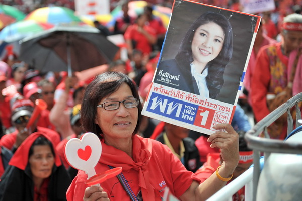 Người biểu tình áo đỏ ủng hộ bà Yingluck Shinawatra