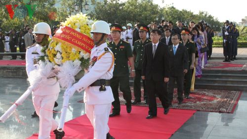 Cộng đồng người Việt dâng hoa tại Tượng đài