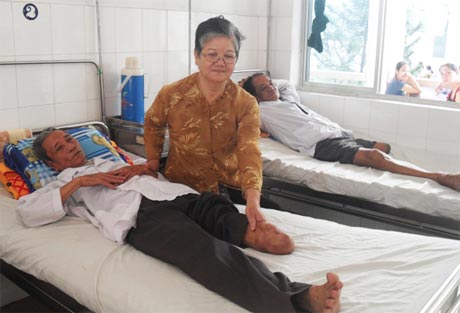 Vợ chồng ông Chín Xu tại Bệnh viện Đa khoa trung tâm tỉnh.