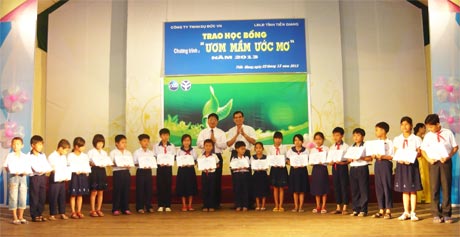 Các em học sinh nhận học bổng “Ươm mầm ước mơ”.