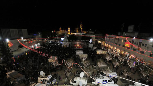 Người dân tụ tập trên quảng trường Manger Square tại thánh địa Bethlehem chờ đón Giáng sinh (Ảnh: Reuters)