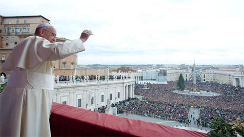 Giáo hoàng Francis vẫy tay chào giáo dân từ ban công Thánh đường St. Peters, Vatican, khi phát biểu Thông điệp Giáng sinh ngày 25-12-2013. Ảnh Reuters)