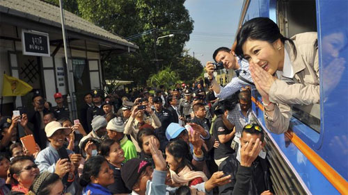 Thủ tướng Thái Lan Yingluck trong một chuyến đi vận động tranh cử ở vùng đông bắc ngày 18-12-2013.Ảnh AFP